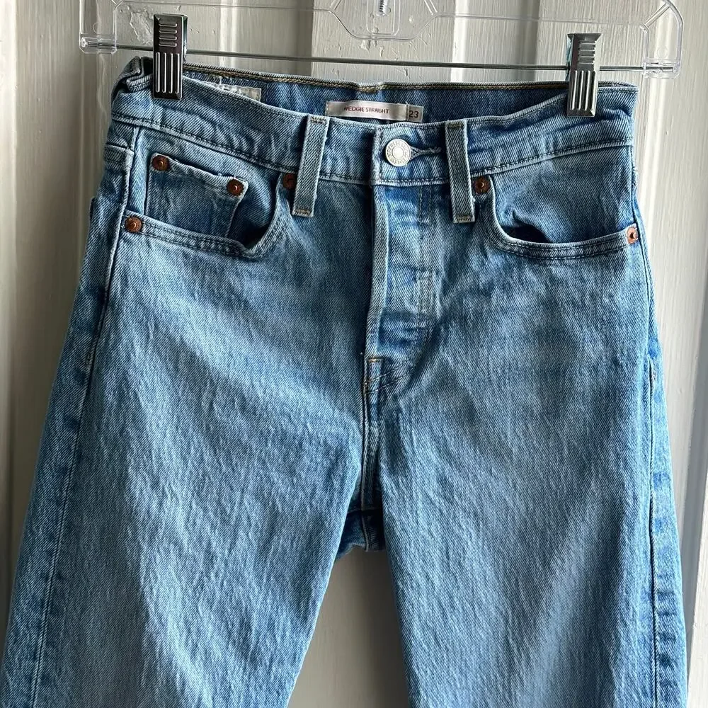 Levi's Wedgie Straight Crop Jeans in Tango Blue